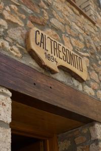 una señal en el lateral de un edificio de piedra en Cal Tresonito, en Coll de Nargó