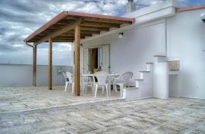 ガリポリにあるAttico Baia Verdeの屋上のパティオ(テーブル、椅子付)
