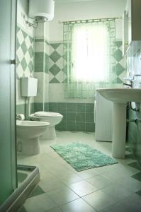 ガリポリにあるAttico Baia Verdeのバスルーム(洗面台、トイレ、シャワー付)