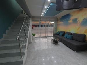 sala de estar con sofá y escalera en Fragata Camaná, en Camaná
