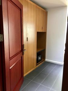 um quarto vazio com uma porta e um armário em Pefaco Hotel Maya Maya em Brazavile