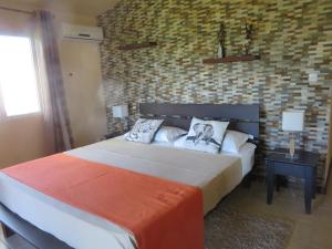 Tempat tidur dalam kamar di Villa Kreola