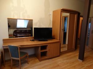 カルパチにあるDworek Karpaczのデスク、パソコン、鏡が備わる客室です。