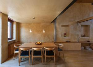 comedor con mesa de madera y sillas en Dorotheou House, en La Canea