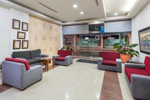 eine Lobby mit Sofas und Stühlen in einem Gebäude in der Unterkunft Hotel Dann Combeima in Ibagué