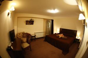 ein Hotelzimmer mit einem Bett und einem Stuhl in der Unterkunft Hi Boutique Hotel in Warna