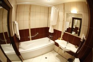Ванна кімната в Hi Boutique Hotel