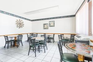 uma sala de jantar com mesas e cadeiras em Super 8 by Wyndham Ogallala em Ogallala