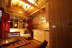 una habitación con cocina y una mesa en una cabaña en The Beach-house nr.98, en Molkwerum