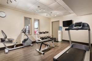 Fitness centrum a/nebo fitness zařízení v ubytování Days Inn & Suites by Wyndham Brandon
