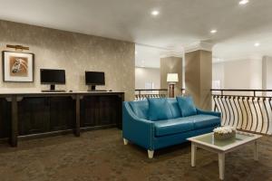 TV a/nebo společenská místnost v ubytování Days Inn & Suites by Wyndham Brandon
