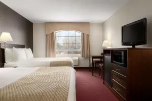 Postel nebo postele na pokoji v ubytování Days Inn & Suites by Wyndham Brandon