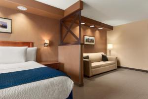 Postel nebo postele na pokoji v ubytování Days Inn & Suites by Wyndham Brandon