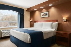Postel nebo postele na pokoji v ubytování Days Inn & Suites by Wyndham Brandon