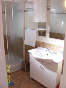 Bathroom sa Apartments Perdijic Nemira