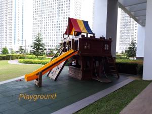 タガイタイにあるMcKinley614 SMDC Wind Residencesの滑り台付き公園内の遊び場