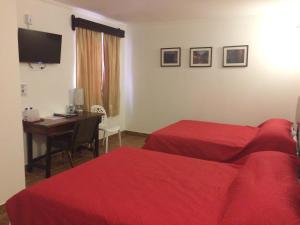 Un pat sau paturi într-o cameră la Easy Inn Hotel