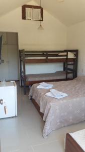 Dos camas sentadas en una habitación con en Hotel Yeruti, en La Paloma