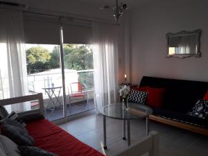 sala de estar con sofá y mesa de cristal en Francia Apartment II en Santa Fe