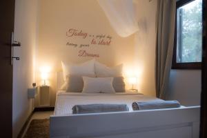 ein Schlafzimmer mit einem Bett mit einem Schild an der Wand in der Unterkunft Apartmen Relax 200 m t Beach in Rovinj