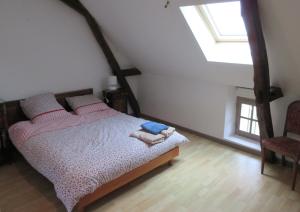 a bedroom with a bed and a skylight at Nature et Piscine au sommet du Périgord in Tourtoirac