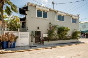 una casa in una strada con delle piante davanti di Pescado Penthouse On Duval a Key West