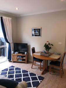 A television and/or entertainment center at Lavender Hills Excellent Apartment in Greenhithe