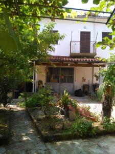 a garden in front of a house with a balcony at Casa Aromi ed Arte in Asti