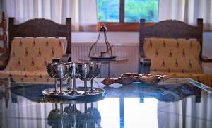 een glazen tafel met wijnglazen erop bij Villa Kazantzakis in Archanes