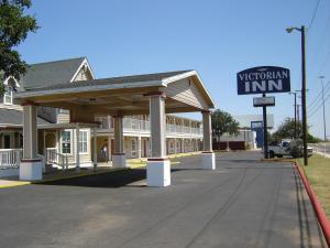a building with a sign that reads victorian inn at Victorian Inn Midland in Midland