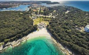 uma vista aérea de uma praia com água turquesa em IVA APARTMENTS&BIKEs em Pula