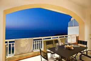 a balcony with a table with a view of the ocean at Casa Vacanze Samira in Fondachello