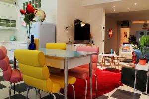 A seating area at Incantevole appartamento anni 50'