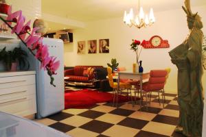 A seating area at Incantevole appartamento anni 50'