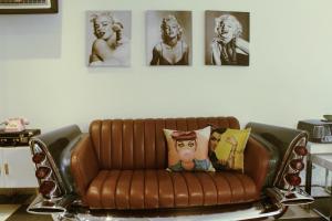 A seating area at Incantevole appartamento anni 50'