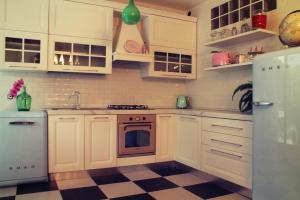 A kitchen or kitchenette at Incantevole appartamento anni 50'