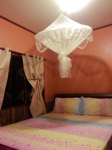 Llit o llits en una habitació de Westpoint Inn