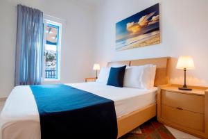 Postel nebo postele na pokoji v ubytování Vithos Seaside Aparthotel