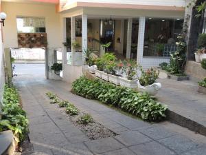 a garden in front of a house with plants at Hotel Primavera Betim in Betim