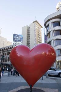 una estatua del corazón rojo en medio de una ciudad en Chancellor Hotel on Union Square en San Francisco