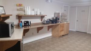 eine Küche mit einer Arbeitsplatte und einer Mikrowelle in der Unterkunft EastGate Inn in Littleton