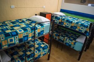 um quarto com 2 beliches num quarto em Hostel Áabilo'ob em Progreso
