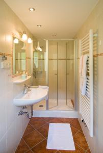 a bathroom with a sink and a shower at Haus Christl Reit im Winkl, Kostenloser Parkplatz, Spülmaschine, 5 Minuten zum Ortszentrum, ruhige Lage, Wlan in Reit im Winkl +28 photos