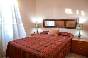 Apartamentos Sevilla tesisinde bir odada yatak veya yataklar