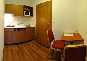 une petite chambre avec une table et une cuisine dans l'établissement Penzion Chopok - Apartments, à Liptovský Mikuláš