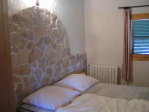 ムロにあるFinca Holisaの石造りの壁のドミトリールーム(ベッド1台)