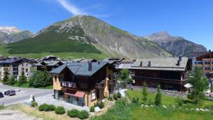 una cittadina in montagna con una montagna sullo sfondo di Chalet Layla a Livigno Altre 40 foto