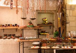 una cucina con un mucchio di cibo in esposizione di Anatolian Houses Cave Hotel & SPA a Göreme