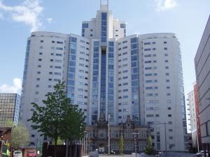 zwei hohe weiße Gebäude in einer Stadt mit Kirche in der Unterkunft High View Serviced Apartment in Cardiff