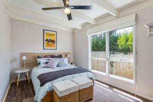 - une chambre avec un lit et un ventilateur de plafond dans l'établissement Blairgowrie Bella - light filled home with great deck, à Blairgowrie